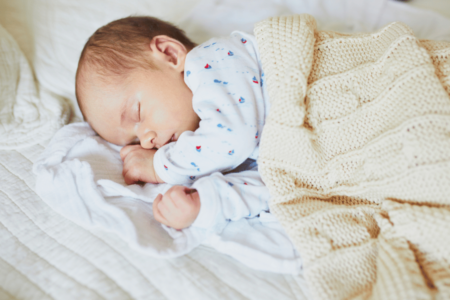 Czy niemowlak może spać na brzuchu ?